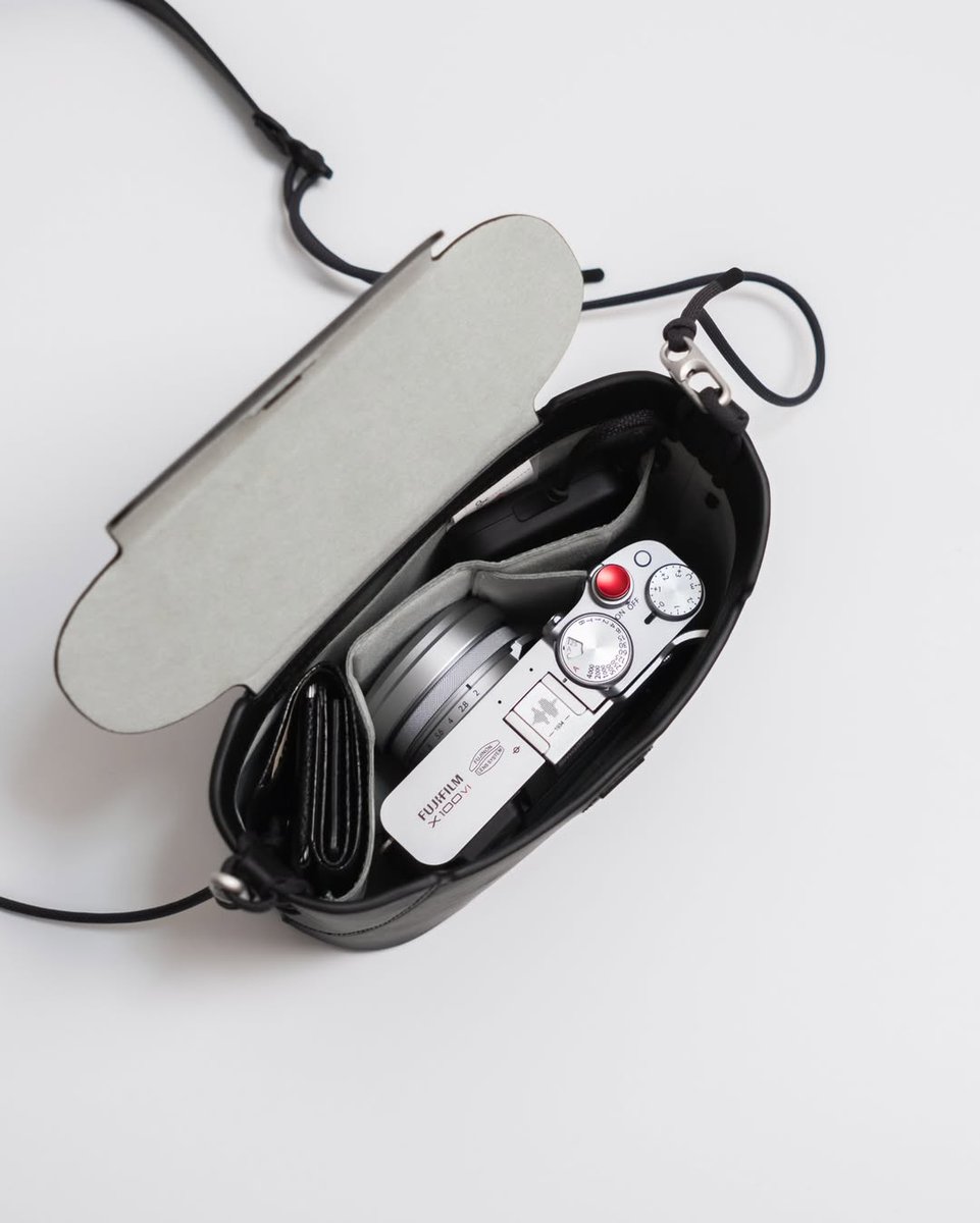 PGYTECH_global's tweet photo. The OneGo Classic Crossbody Mobile Bag in Elegant Black laid out on white โ camera, wallet, keys, power bank. Every essential, perfectly organized. Every detail, thoughtfully designed. ๐
๐ธ: @hope__323
#PGYTECH #MakeCreationEasier #OneGoClassic #CrossbodyBag #EverydayCarry https://t.co/AsaTW2OqtO