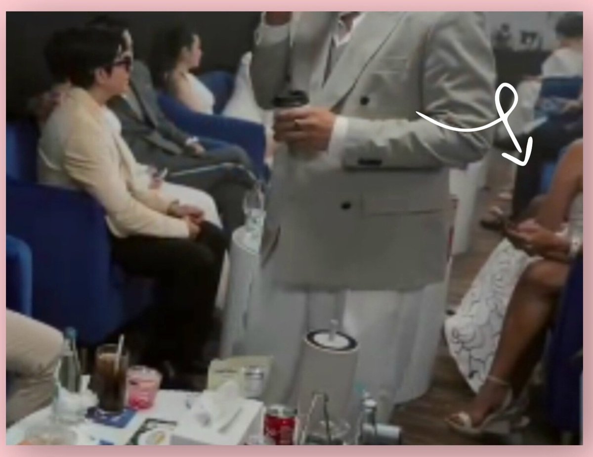 SUgdoracio63598's tweet image. .
Nasa harap lang pala ni Paulowafu si Kimmywafa ka chika-chika si Momsy Angge.

#KoPino
#ChowkingHaloHaloSupreme
#KimPau #KimChiu #PauloAvelino