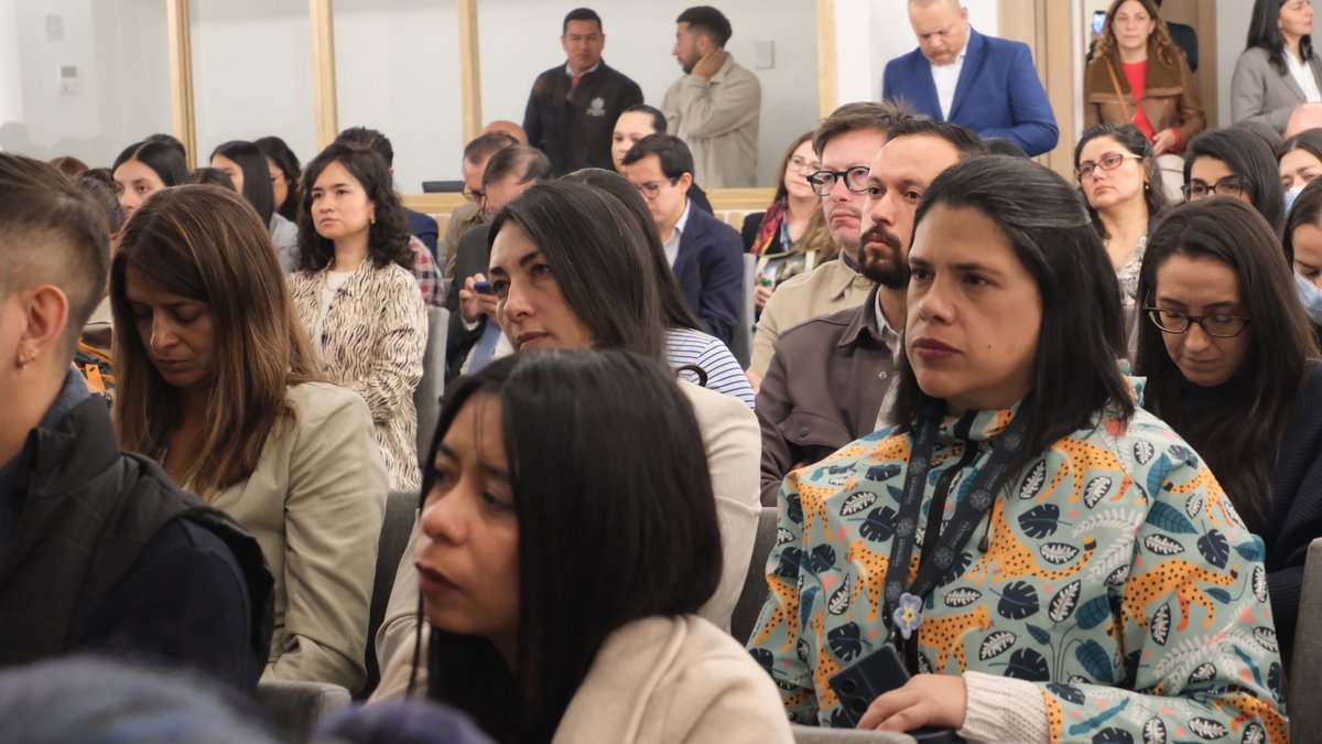 RectorJaveriana's tweet photo. Junto con la Alcaldía de @Bogota, @AteneaBogota y @SectorSalud estamos dando un paso muy significativo para Bogotá y para el país.

Presentamos el Ecosistema Distrital de Innovación en Biotecnología y Salud Digital para la Soberanía Sanitaria. Una apuesta que busca algo fundamental: convertir el conocimiento en soluciones reales para la vida de las personas.

Desde la Javeriana es un honor ser el eje de este ecosistema. Esta plataforma viva nos permitirá articular capacidades de la academia, la industria, el Estado y la sociedad civil para responder a los grandes desafíos en salud.

Hablamos de anticiparnos a los cambios, de acelerar el uso responsable de tecnologías como la inteligencia artificial y la biotecnología, y, sobre todo, de avanzar hacia una soberanía sanitaria real.

Este es un camino que exige colaboración, confianza y una visión compartida. Porque cuando el conocimiento se conecta con la sociedad, se transforma en oportunidades, en bienestar y en futuro.