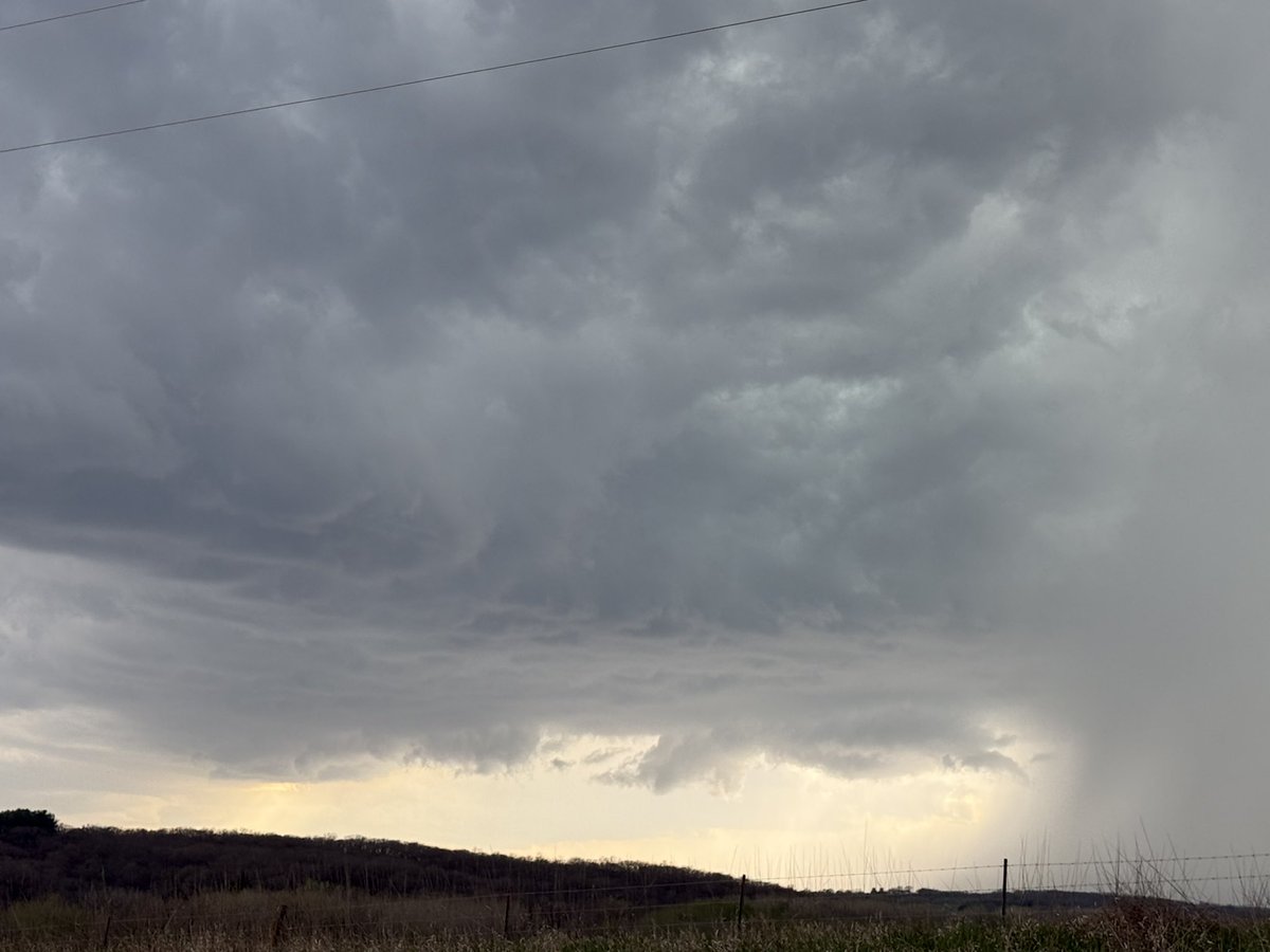 Tornado warning south of Woodbury, IA 
Base on the moon. #iawx
