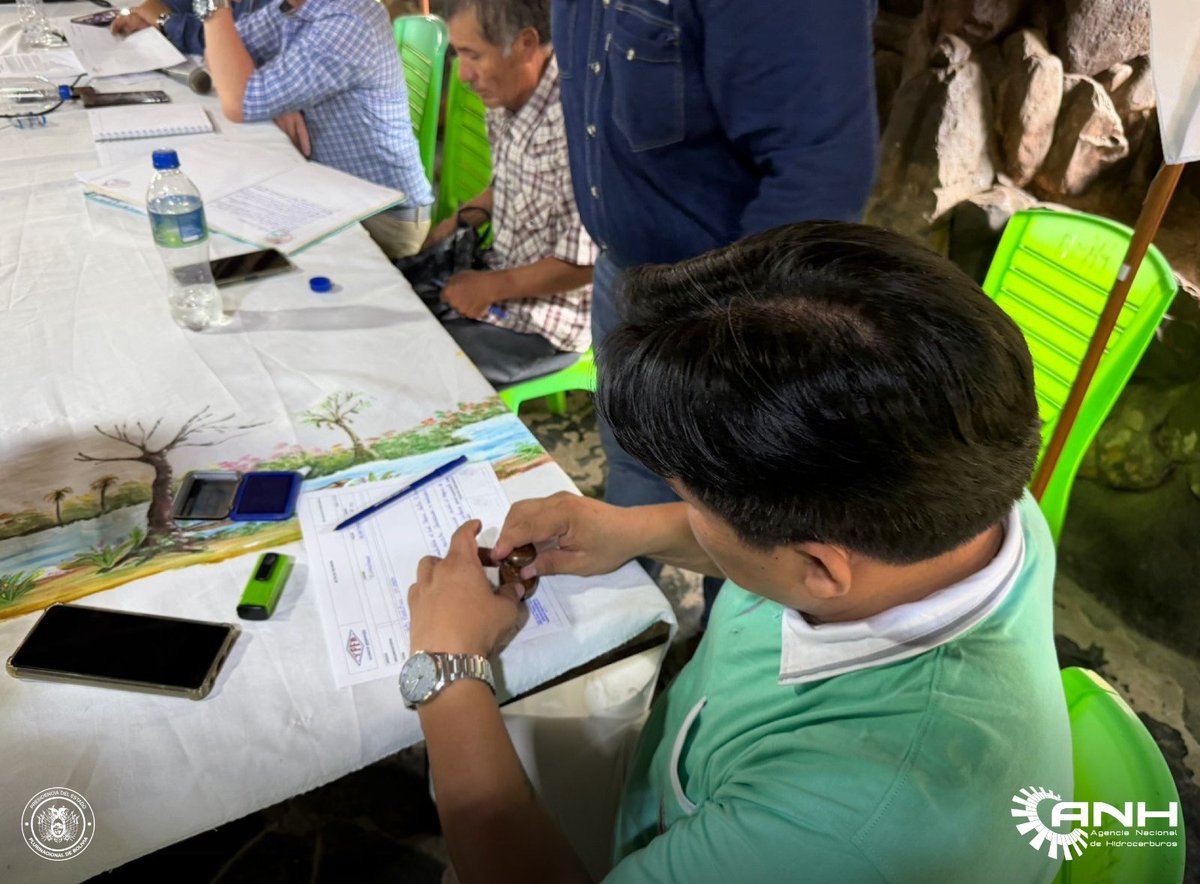 AnhBolivia's tweet image. La Dirección Distrital Beni de la ANH, junto al Vicemin. de Planificación y Desarrollo Energético, Javier Rivero, #YPFB y el Comité Cívico de #Beni, suscribieron un #acuerdo con transportistas del municipio de #Rurrenabaque para atender sus demandas de manera oportuna.