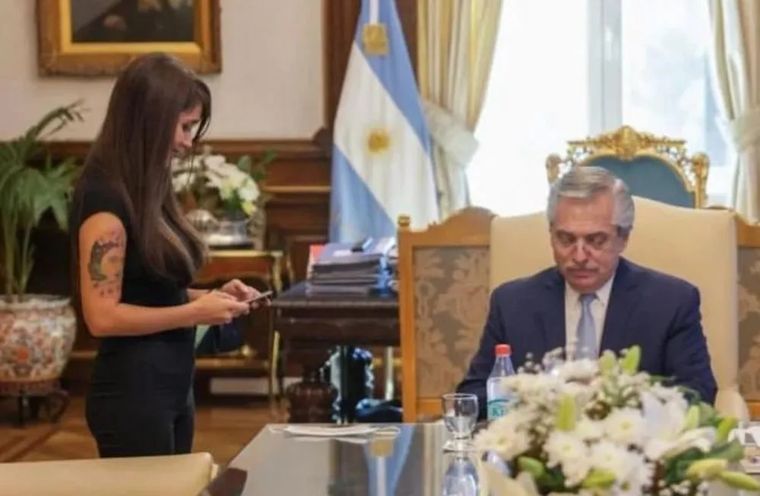 UNA ASISTENTE DE ALBERTO FERNÁNDEZ DIJO QUE SU SECRETARIA SE LAMENTABA PORQUE NO RECIBÍA A MARTÍNEZ SOSA

👉 La secretaria asistente del despacho presidencial, Ana Clara Hernández, declaró ante el juez federal Ariel Lijo en el marco de la causa “Nación Seguros”, donde Alberto