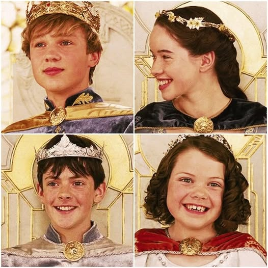 Me parece increible el nivel de detalle, como en las capas peter y edmund tienen el mismo diseño y despues las capas de susan y lucy tambien, y en el frente lo que sujeta la capa es un broche con la cara de aslan, indiscutiblemente una pelicula preciosa, te amo narnia
