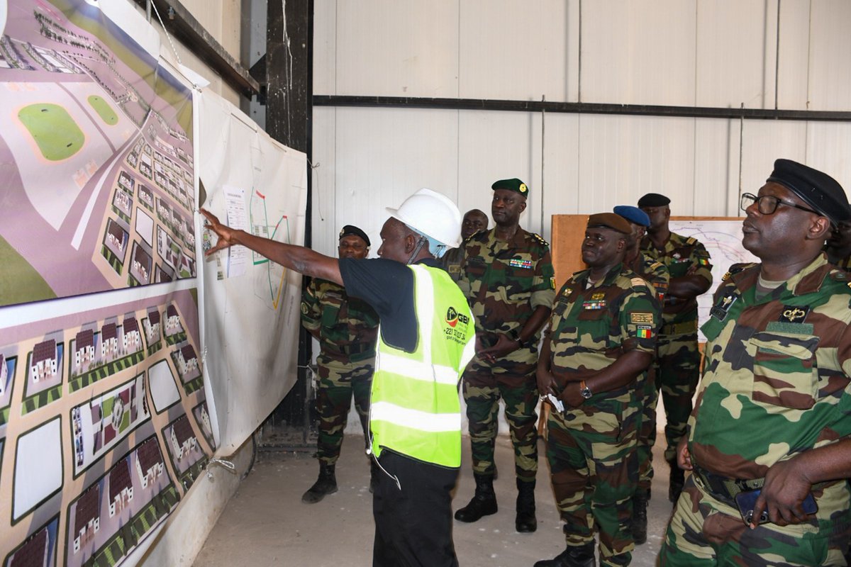 CHEFDIRPA's tweet photo. VISITE EN ZONE MILITAIRE N°4 (TAMBA ET KÉDOUGOU) : LE CHEF D'ÉTAT-MAJOR GÉNÉRAL DES ARMÉES SALUE LE NIVEAU DE VIGILANCE ET ANNONCE UN RENFORCEMENT DE LA POSTURE FACE AUX MENACES SÉCURITAIRES. 
Le vice-amiral d’escadre Oumar Wade a effectué une visite des unités déployées aux frontières Est du pays, les 14 et 15 avril. Il a salué les résultats opérationnels dans la surveillance et la lutte contre l’orpaillage clandestin.  À Sounkounkou (Nord Est Kédougou) sur la frontière avec le Mali, le CEMGA a constaté l’engagement, le niveau élevé de vigilance et la bonne collaboration des militaires avec les populations locales.
Ce séjour a permis d'évaluer les chantiers en cours,  dans le cadre du renforcement de la posture opérationnelle des unités afin de consolider leur autonomie, leur mobilité et leur efficacité sur le terrain.