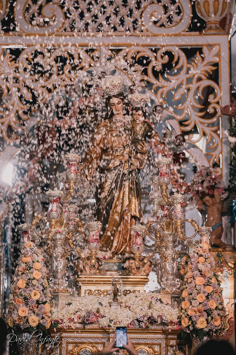 Piropos en el aire, coronas a rebosar de pétalos, cohetes y la Virgen más guapa que nunca.

Eso es el jueves de traslado en La Palma.