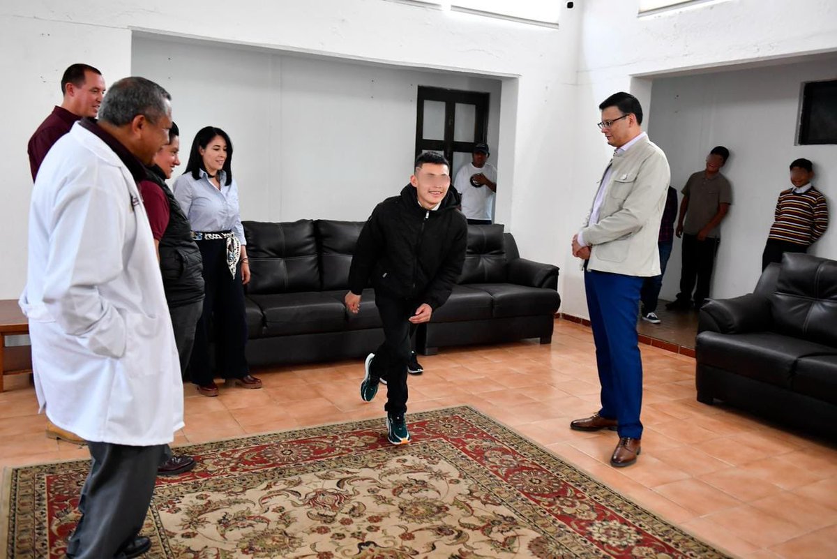 DIFEM_'s tweet image. Con mucha alegría nuestra Directora General, @karinalabastida, entregó a Ángel, adolescente que vive en nuestros #CAS, unos tenis que lo acompañarán en cada paso hacia sus metas en el atletismo. Porque detrás de cada sueño hay muchas ganas de salir adelante. 🏃🏻‍♂️ #ElPoderDeServir