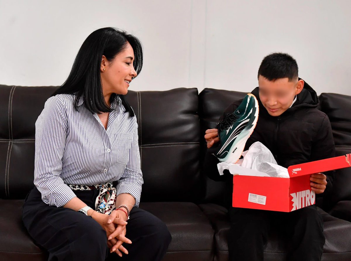 DIFEM_'s tweet image. Con mucha alegría nuestra Directora General, @karinalabastida, entregó a Ángel, adolescente que vive en nuestros #CAS, unos tenis que lo acompañarán en cada paso hacia sus metas en el atletismo. Porque detrás de cada sueño hay muchas ganas de salir adelante. 🏃🏻‍♂️ #ElPoderDeServir