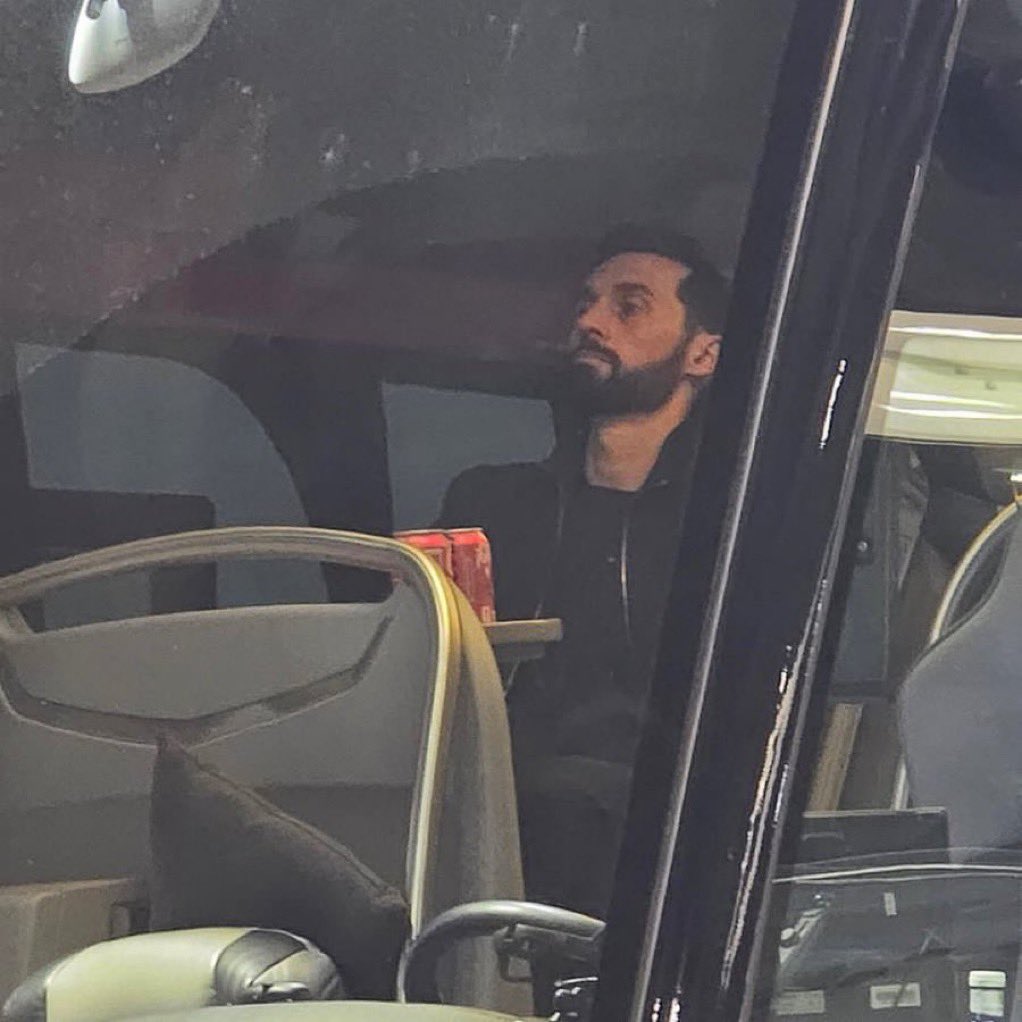 اربيلوا بالمؤتمر 
اربيلوا بعد المباراه 

مهما كانت نظرتك له 
لكن تحزن عليه والله 

سوا اللي عليه ولكن انخذل 💔