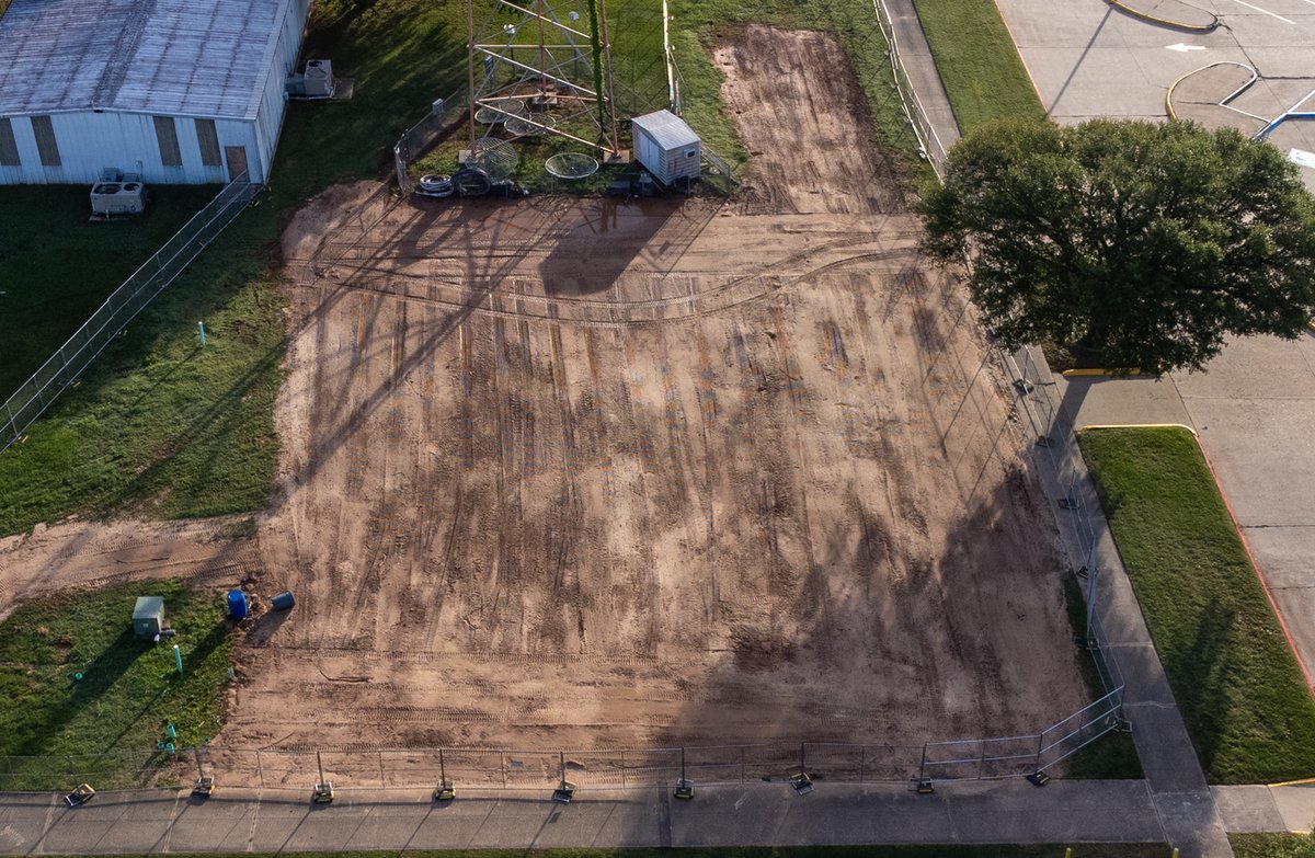 LSU_Shreveport's tweet photo. ICYMI those "temporary" buildings that were behind the Technology Center? Officially gone!
We're excited to reimagine this space for initiatives that further the research, innovation, and growth happening here at LSUS!
#LaLege #PilotPride #AnchoredIn https://t.co/tpOcmXbN71