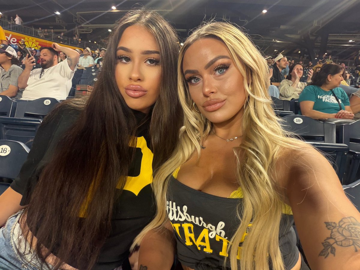 gabbb523's tweet photo. #pittsburgh #pirateswin #mlb #letsgobucs #pittsburghpirates Baseball Girls⚾️💛🖤 https://t.co/qcTgb8cp5s