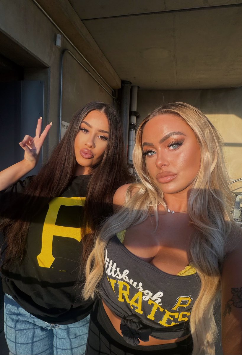 gabbb523's tweet photo. #pittsburgh #pirateswin #mlb #letsgobucs #pittsburghpirates Baseball Girls⚾️💛🖤 https://t.co/qcTgb8cp5s
