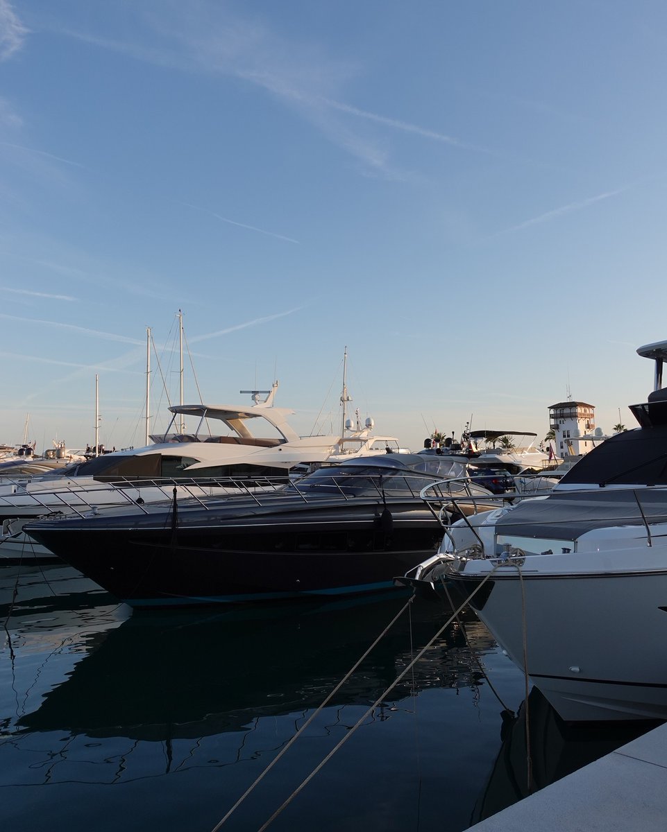 findalicehere's tweet image. Work hard so you can spend your summers on a yacht. Cheers to beautiful views and good company! 🥂✨  #workhardplayhard #bossbabe #lifestyle #foryou