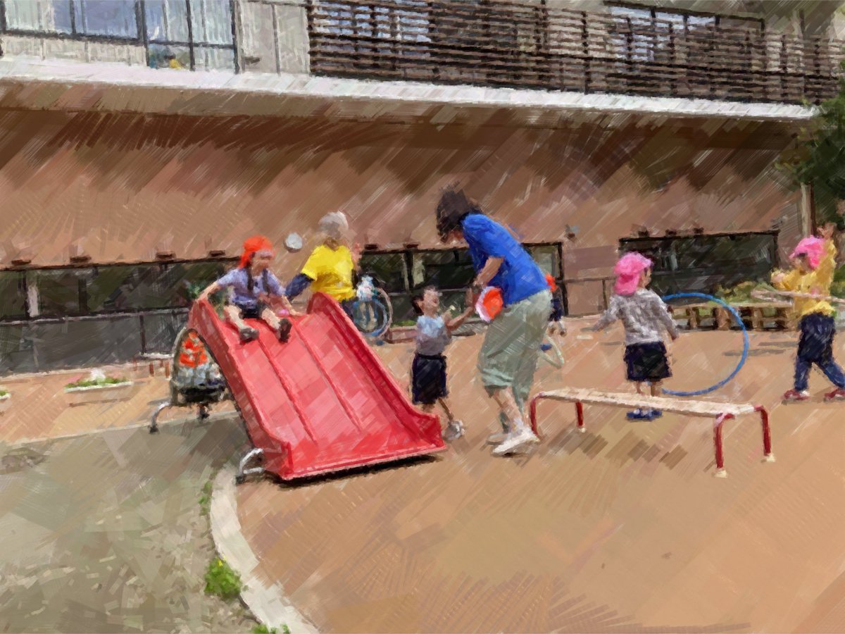4月15日
【3、4歳児　園庭での遊び】
砂場が大好きになった4歳児さくら組は今日も砂場でゆったりと遊んでいます。3歳児ひまわり組は園庭での初遊び！ひまわり組のミニ砂場で砂遊びをしたり滑り台で滑ったり、好きなことを繰り返し楽しんでいます。