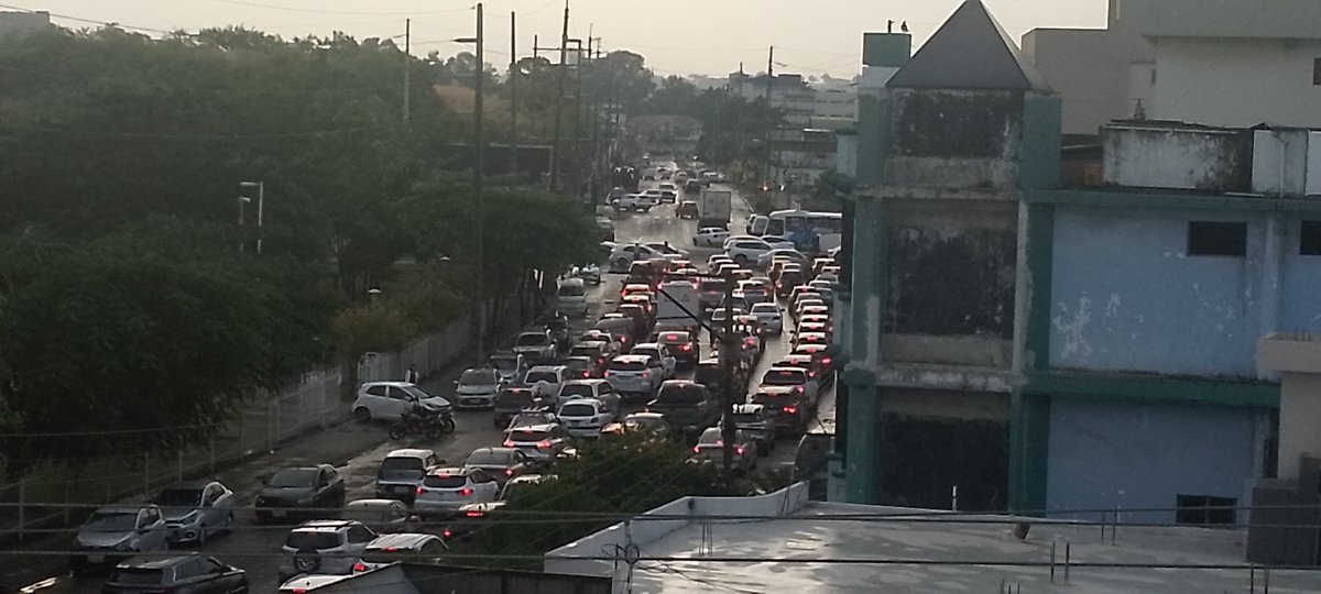 gg_moran's tweet photo. @ATM_Transito @ATMGuayaquil Av Miguel H Alcívar y Av Francisco de Orellana convertida en 4 carriles, ningún agente controla esta situación que es diaria https://t.co/GeznerBlRb