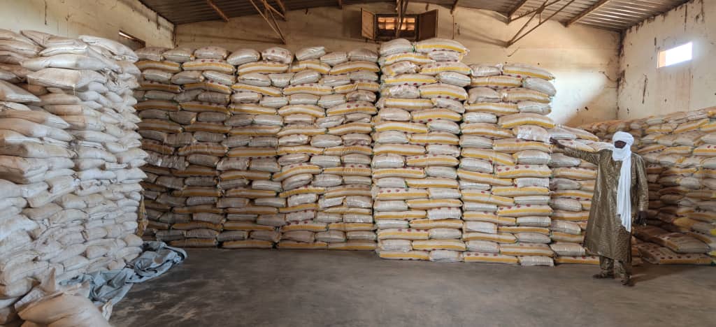MenakaMali38162's tweet photo. #Ménaka 🇲🇱//Actualités//  Remise de vivres//

Le Ministre Commissaire de la Sécurité Alimentaire Monsieur Radouane Ag Mohamed Ali est arrivé ce matin du mercredi 15 Avril 2026 à Menaka vers midi, il est accompagné d'une délégation composée de Monsieur Aguibou Dembélé conseiller spécial du Président de la transition chargé des œuvres sociales, de son chargé de communication Ousmane Traoré, du Président de la délégation spéciale du Conseil régionale dans le cadre de la remise officielle de 535 tonnes de vivres composé de 285 tonnes de riz et de 250 tonnes de mil pour la région de menaka en présence de Autorités Administratives de la région, du représentant du maire de la commune de Menaka, du coordinateur des chefs de quartiers, des représentantes de la CAFO, des représentants du conseil régional de la jeunesse.
Cette donation vise à soulager la souffrance des populations de la région. 
Il est à noter que la sécurité est assurée à 100% par la coordination FAMa par un jalonnement des points stratégiques de la ville.

 BRAVO À NOS FAMA.

#CCOM/#GVRT-#MENAKA