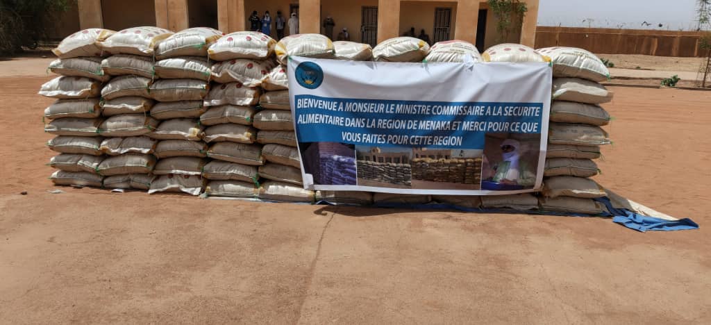 MenakaMali38162's tweet photo. #Ménaka 🇲🇱//Actualités//  Remise de vivres//

Le Ministre Commissaire de la Sécurité Alimentaire Monsieur Radouane Ag Mohamed Ali est arrivé ce matin du mercredi 15 Avril 2026 à Menaka vers midi, il est accompagné d'une délégation composée de Monsieur Aguibou Dembélé conseiller spécial du Président de la transition chargé des œuvres sociales, de son chargé de communication Ousmane Traoré, du Président de la délégation spéciale du Conseil régionale dans le cadre de la remise officielle de 535 tonnes de vivres composé de 285 tonnes de riz et de 250 tonnes de mil pour la région de menaka en présence de Autorités Administratives de la région, du représentant du maire de la commune de Menaka, du coordinateur des chefs de quartiers, des représentantes de la CAFO, des représentants du conseil régional de la jeunesse.
Cette donation vise à soulager la souffrance des populations de la région. 
Il est à noter que la sécurité est assurée à 100% par la coordination FAMa par un jalonnement des points stratégiques de la ville.

 BRAVO À NOS FAMA.

#CCOM/#GVRT-#MENAKA