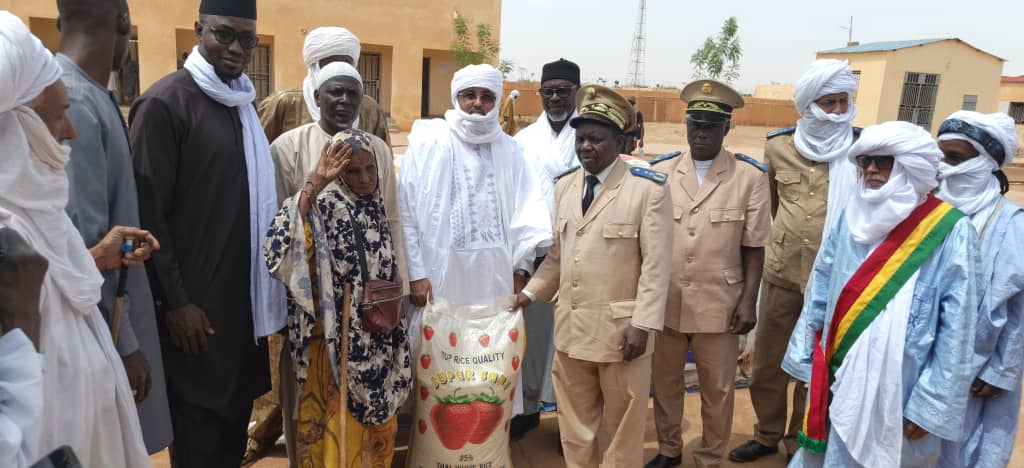 MenakaMali38162's tweet photo. #Ménaka 🇲🇱//Actualités//  Remise de vivres//

Le Ministre Commissaire de la Sécurité Alimentaire Monsieur Radouane Ag Mohamed Ali est arrivé ce matin du mercredi 15 Avril 2026 à Menaka vers midi, il est accompagné d'une délégation composée de Monsieur Aguibou Dembélé conseiller spécial du Président de la transition chargé des œuvres sociales, de son chargé de communication Ousmane Traoré, du Président de la délégation spéciale du Conseil régionale dans le cadre de la remise officielle de 535 tonnes de vivres composé de 285 tonnes de riz et de 250 tonnes de mil pour la région de menaka en présence de Autorités Administratives de la région, du représentant du maire de la commune de Menaka, du coordinateur des chefs de quartiers, des représentantes de la CAFO, des représentants du conseil régional de la jeunesse.
Cette donation vise à soulager la souffrance des populations de la région. 
Il est à noter que la sécurité est assurée à 100% par la coordination FAMa par un jalonnement des points stratégiques de la ville.

 BRAVO À NOS FAMA.

#CCOM/#GVRT-#MENAKA