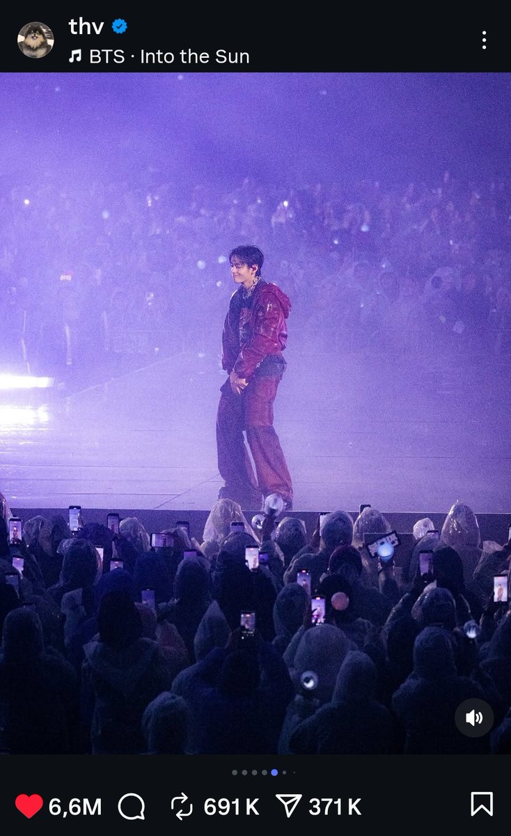 120126_leehan's tweet image. wait… I just noticed in #TAEHYUNG’s latest IG post there’s a ONEDOOR STICK in the crowd 😭 
#ONEDOOR #ARMY #BTS #BOYNEXTDOOR
