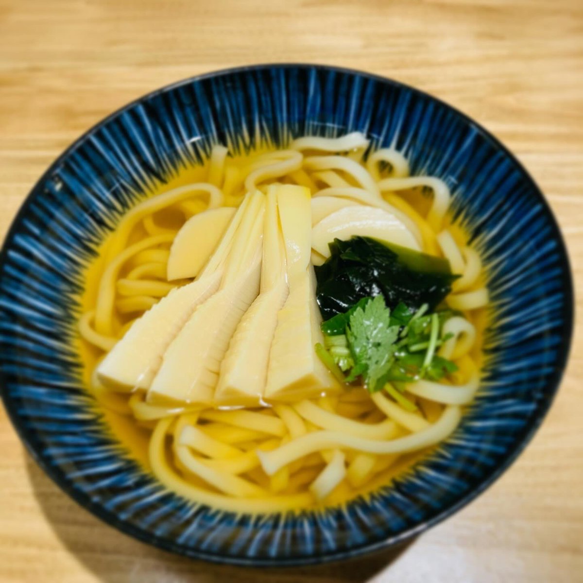 ☀️ 札幌 17℃ 晴れ
のれんをくぐると、明るくて落ち着いた空間が広がります。
今だけの筍うどん——
黄金色の出汁に、肉厚な筍がたっぷり。
春の甘みと香りを、ゆっくり味わってください🌿
#筍うどん #春限定 #うどん土間 #札幌グルメ #札幌ランチ