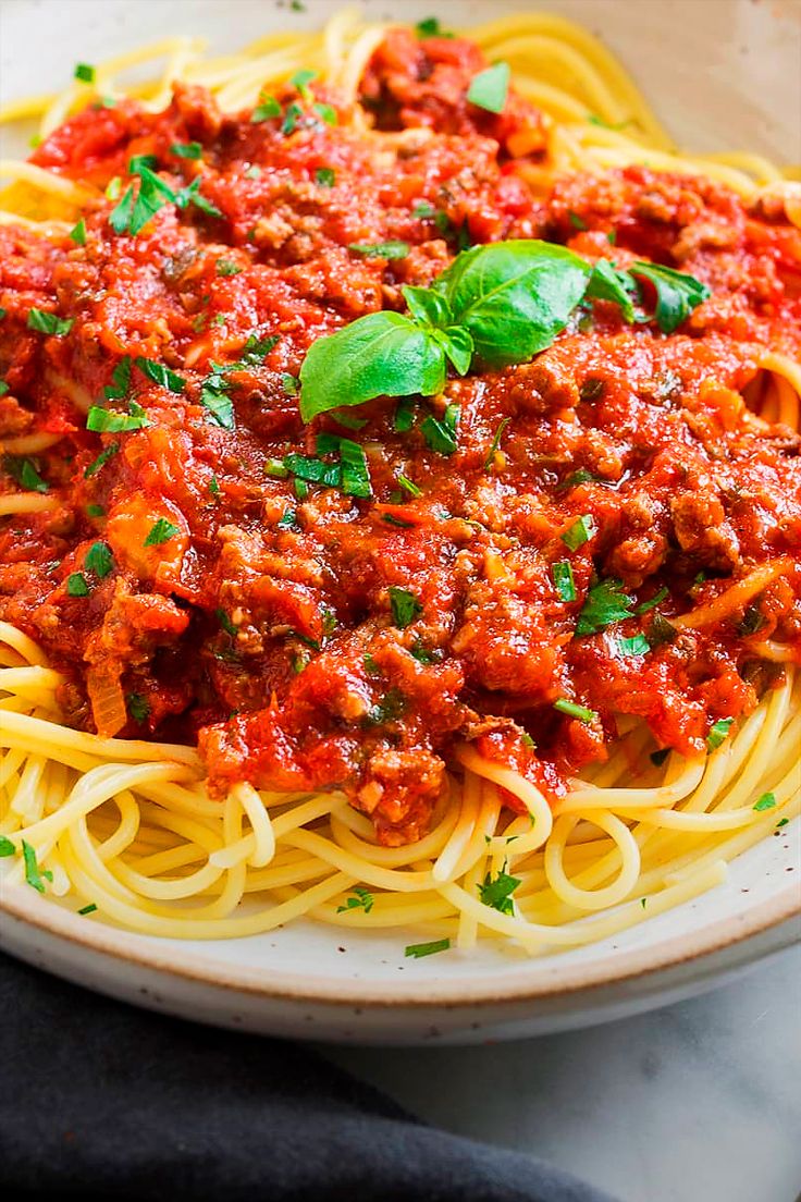 minidem0's tweet photo. PRATO PRINCIPAL🍝

A origem do macarrão é incerta, mas evidências arqueológicas apontam que a massa surgiu na China há mais de 4 mil anos, feita inicialmente de milheto. Acredita-se que os árabes introduziram as massas secas no Mediterrâneo, especialmente na Sicília, no século IX https://t.co/aLiig7IO5D