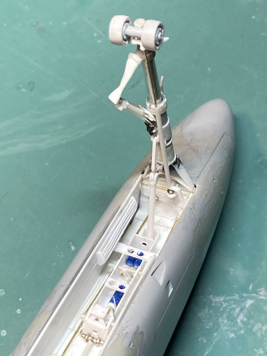 Hobby Craft 1/48 F7U-3プリローテーションパイプ上部を脚から浮かせて設置タイヤ部とはオレオとシザーズ連結部合わせて3箇所で噛み合い