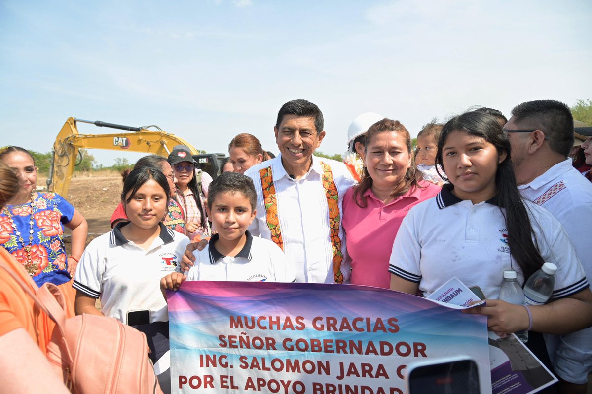 salomonj's tweet photo. Nuestras hermanas y hermanos de Asunción #Ixtaltepec transformarán su comunidad con la construcción de la planta de tratamiento de aguas residuales. 💧

En nuestra gira por el #Istmo dimos el banderazo de inicio de esta obra, mientras impulsamos acciones como rehabilitación de pozos, mejora de infraestructura hídrica y abastecimiento con pipas.

Así avanza el Plan Estatal Hídrico, con proyectos que garantizan agua hoy y a futuro para nuestra gente. 🙌🏼