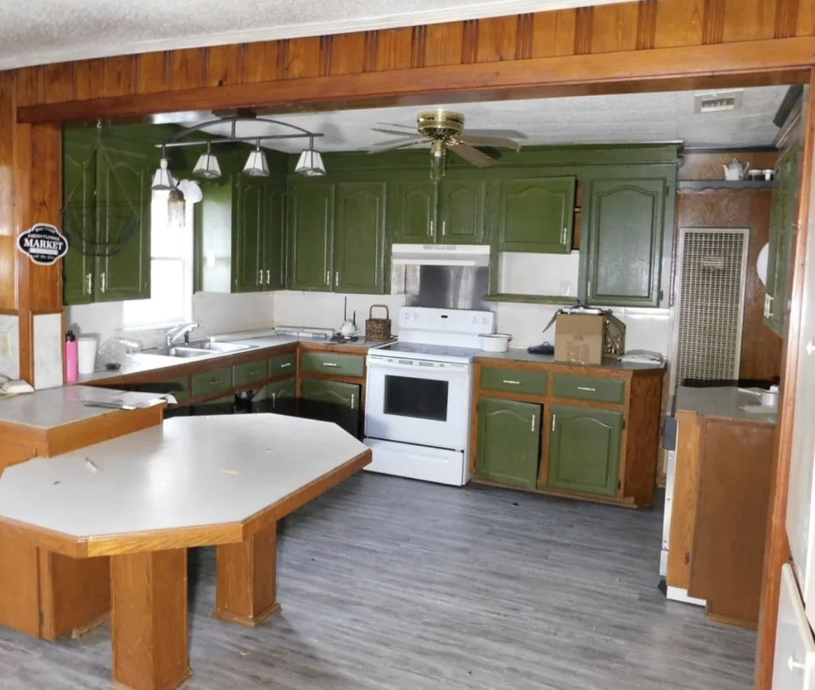oldhouses100k's tweet image. $59,900. This #affordable #Arkansas home has a spacious eat-in kitchen and dining area with a breakfast bar. oldhousesunder50k.com/c-1947-three-b…