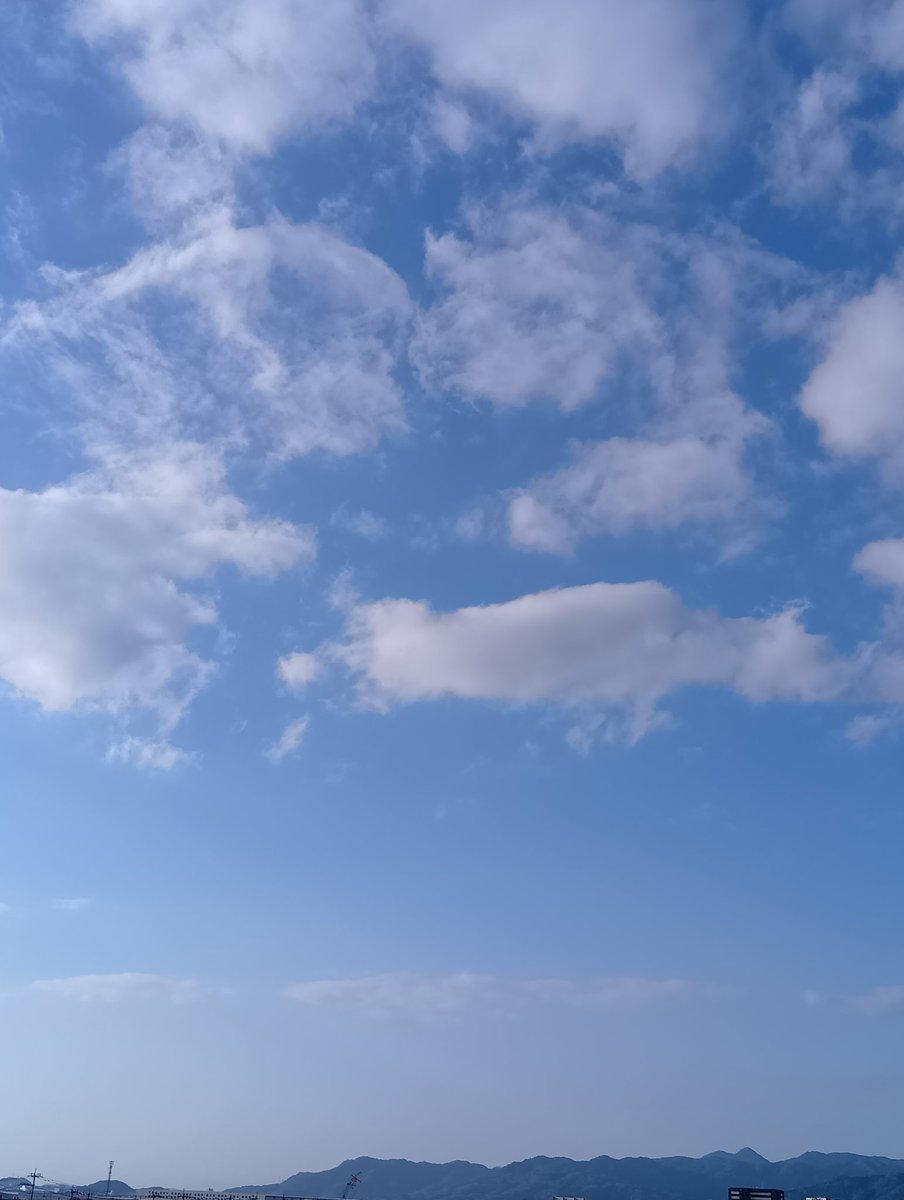 Ulah8Sc's tweet photo. やっと見えた久々の晴れ間
私の体調も良くなってきた😀

沢山洗濯しますよ　今日は！
👚🧥👖 https://t.co/cWnH2iZyLv