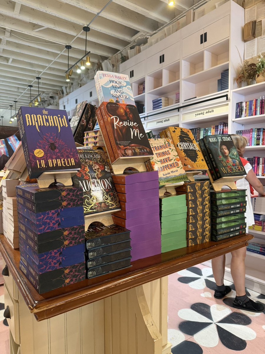 I.V. Ophelia tweet media