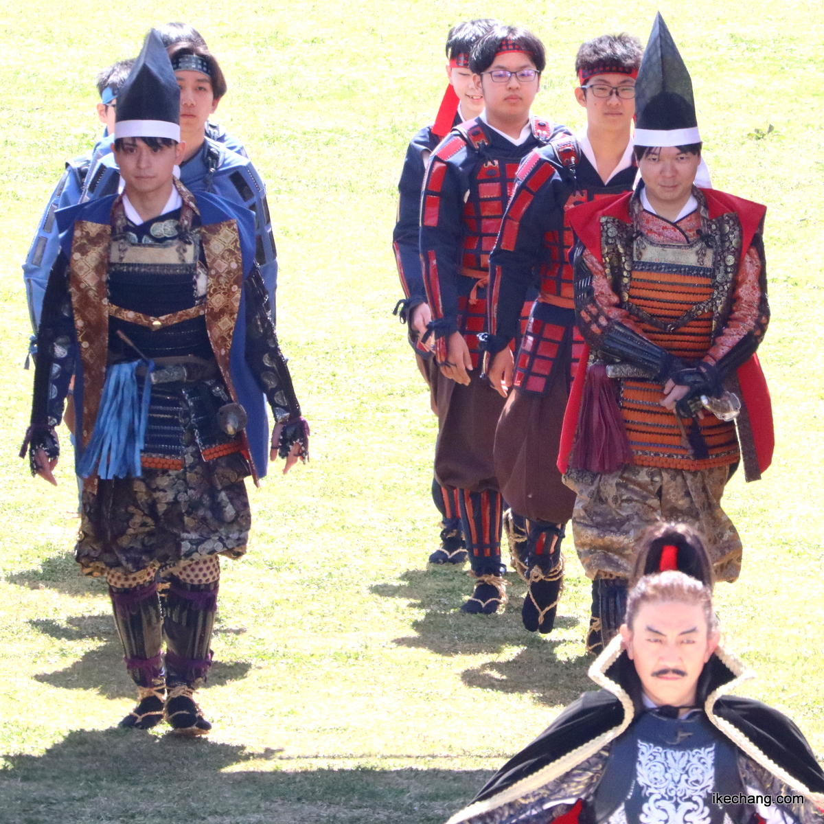 ikechang_com's tweet photo. 天童桜まつり「人間将棋」2日間
入陣する高見泰地 七段と斎藤明日斗 六段。事前に武者言葉の本を買って万全の体制で天童入りしたものの、ほかのみなさんに貸し出して、自身はほとんど勉強できなかったとのこと💦序盤から高見七段とのやり取りにご苦労されてました😅

2026.04.12
#桜まつり #人間将棋 https://t.co/D7UTW753bL