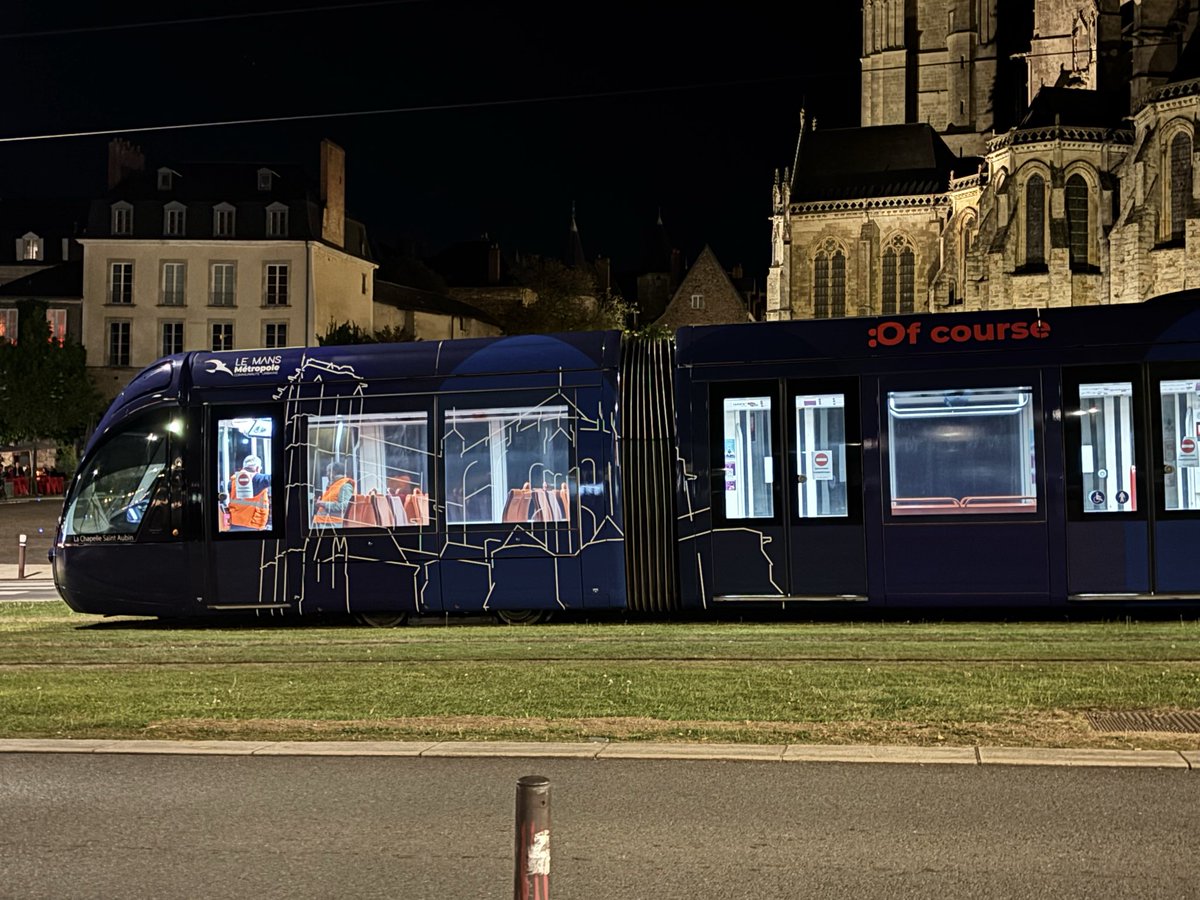 christinetaffo1's tweet photo. Ce soir, la nouvelle rame de Tramway rallongée #lemans
Ces nouveaux Trams allongés, passant de 32 à 44 mètres, pourront transporter 296 passagers contre 211 aujourd’hui, soit 72 000 voyageurs de plus chaque jour.
#OfCourseLeMans #Setram https://t.co/m3YaF5yJLj