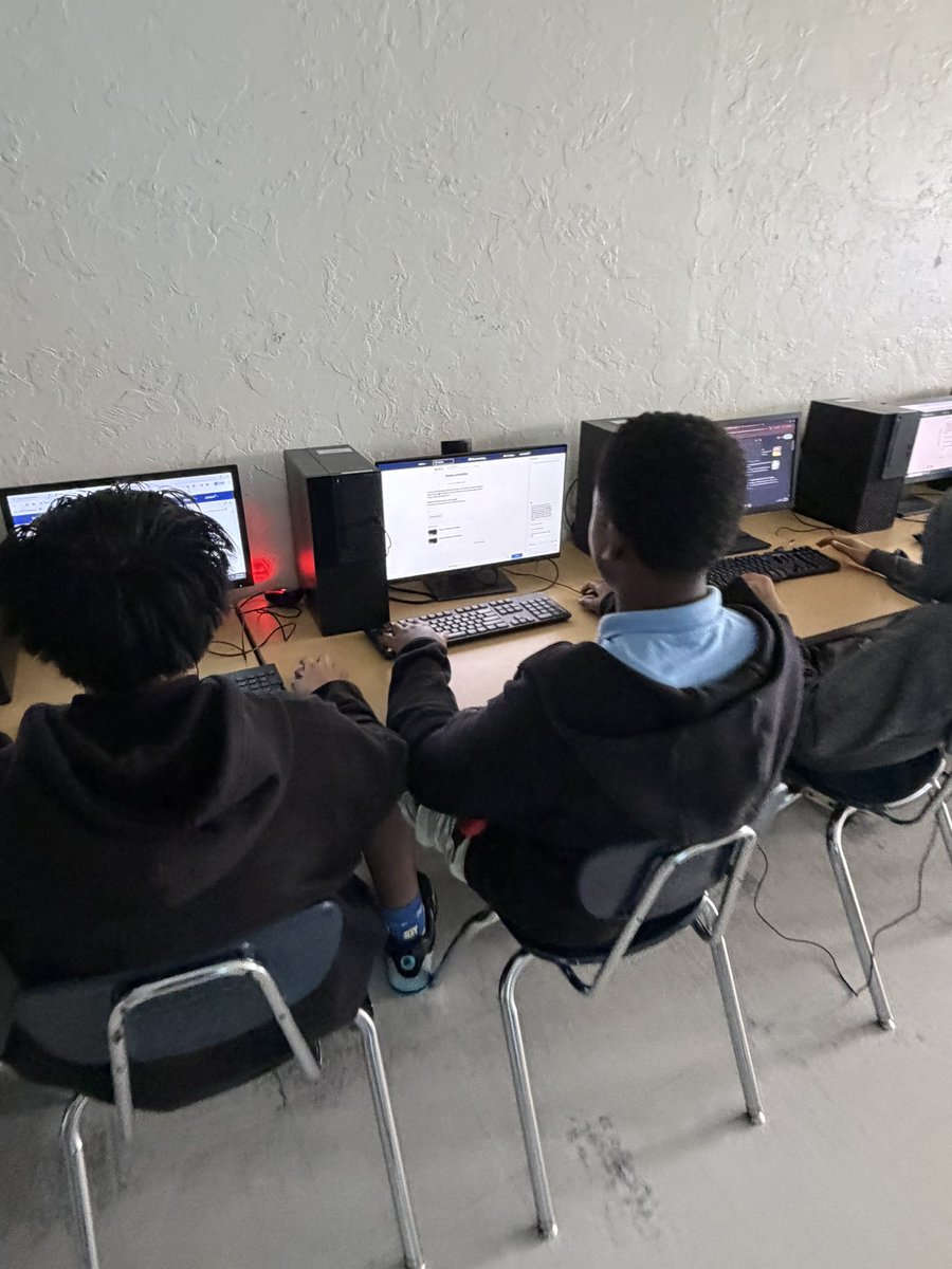 MosleySSCC's tweet photo. Ms. Girtman computer science classes helping with our khan academy initiative! #seminoles https://t.co/EZfCPulCkr