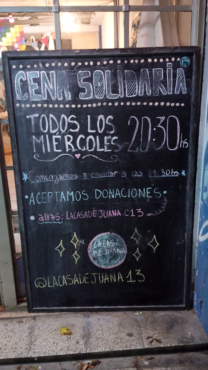 En la Casa de Juana seguimos sosteniendo todos los miércoles la cena solidaria para todos y todas aquellas que lo necesitan.

También recibimos donaciones de todo tipo!