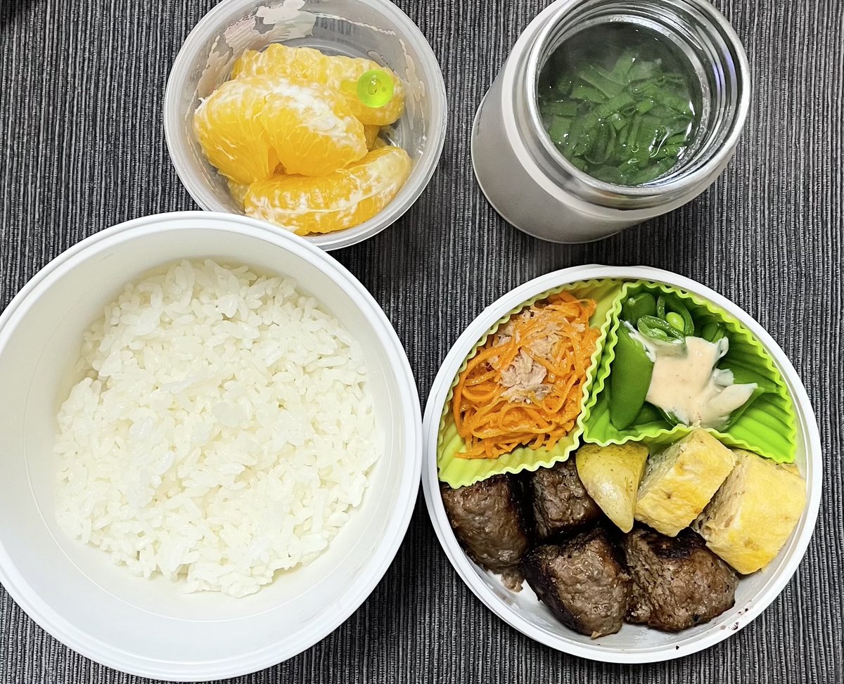 ああ木曜のお弁当　ハンバーグ、卵焼き、にんじんツナラペ、スナップえんどうタラコマヨソース
お味噌汁は春菊とわかめ、🍊サマーオレンジ

朝からパスタの容器をかやしてしまい(かやす意味通じる、質問？)、どうにでもなれ〜とヤンパチな気持ちになりました　最近やけになるのが早い　気をつける