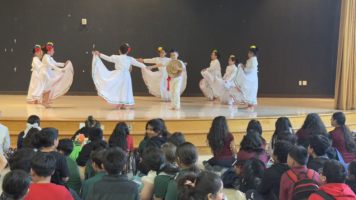 BonnerElemHISD's tweet image. STAAR Pep Rally time!! 🐯🎉 Our Tigers are ready to shine and show what they’ve learned! 💪📚
Wishing all our students the very best of luck on the STAAR test — you’ve got this!! 🌟Believe in yourselves and do your best! 🧡💙
#TigerPride #STAARReady #YouGotThis