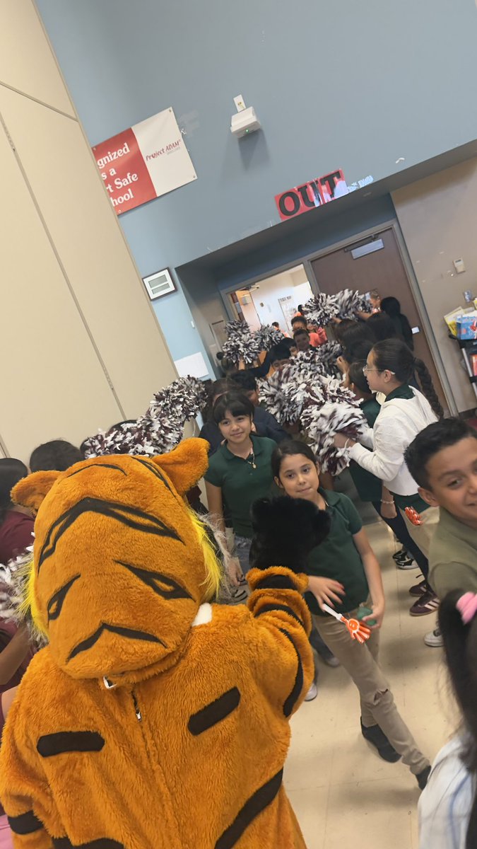 BonnerElemHISD's tweet image. STAAR Pep Rally time!! 🐯🎉 Our Tigers are ready to shine and show what they’ve learned! 💪📚
Wishing all our students the very best of luck on the STAAR test — you’ve got this!! 🌟Believe in yourselves and do your best! 🧡💙
#TigerPride #STAARReady #YouGotThis