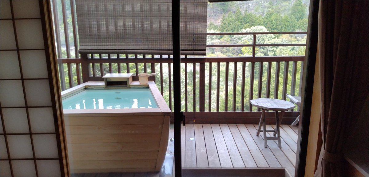 keropicoki's tweet photo. 鬼怒川温泉の宿で二泊三日の骨休め。昨年暮れに母が転んで骨折。四十日間の自宅介護から入院となり、そのまま衰弱が進み、眠るように逝ってしまった。四十九日が済んだのでカミさん、長男と一緒に一息つくことにした。 https://t.co/qOyimrtZs2