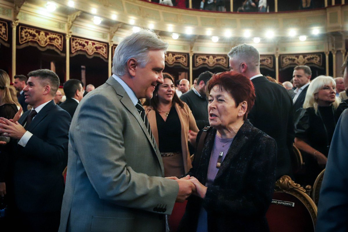 La memoria colectiva y la defensa de la democracia como forma de vida son pilares indispensables para cualquier sociedad. Solo a través de ellas es posible trazar límites firmes que impidan la repetición de hechos como el Holocausto o la última dictadura militar.

En ese marco,