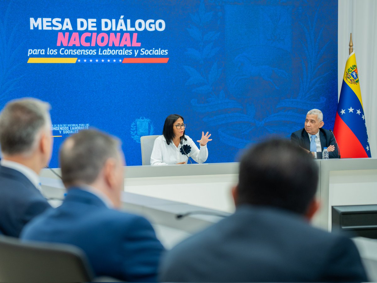 mippci_ven's tweet photo. #Galería 📸 | La Presidenta (E) Delcy Rodríguez, encabezó este lunes la mesa de diálogo nacional para los consensos laborales y sociales. https://t.co/OsgJWIjH8w