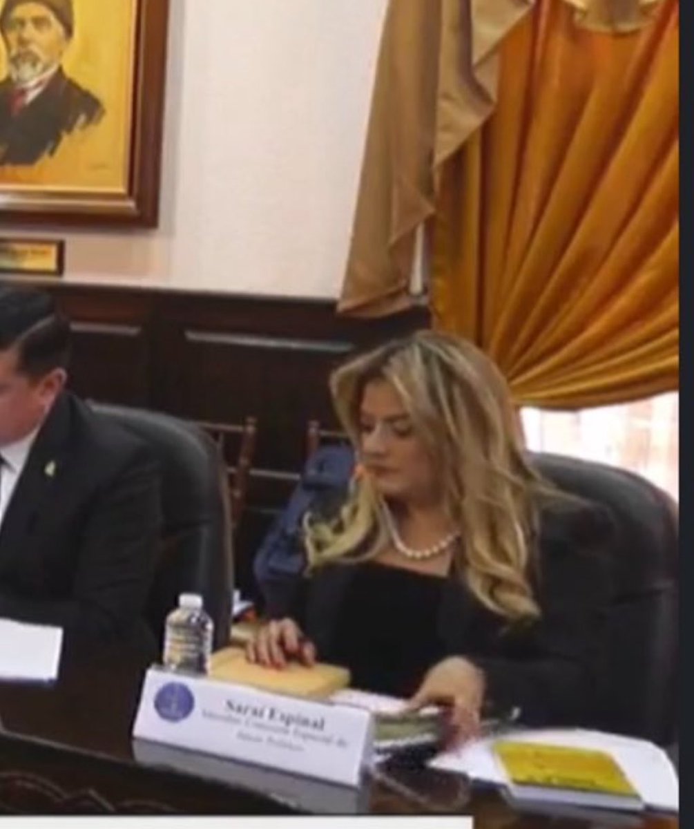 HD Saraí Espinal: si yo me tomo 3 octavos de yuscarán, seguido de 3 imperiales de vidrio, y hago el submarino con un vape, ¿Cree que salgo positiva en una prueba de alcoholemia?

Mario Morazán: mejor vaya a alcohólicos anónimos, ya la veo amarilla.