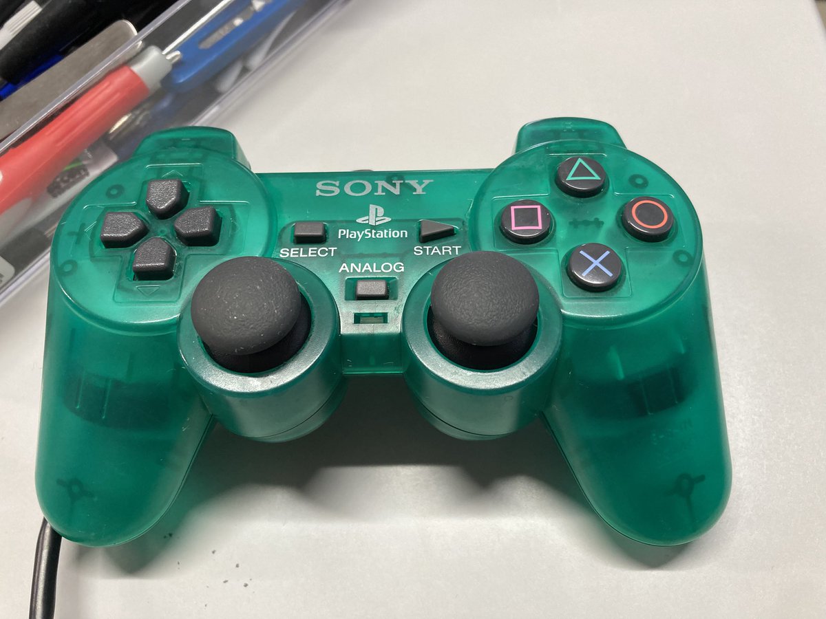 VITA_Kurume's tweet photo. PlayStationのコントローラーのチェックをする時、使用頻度を確認する時、ステックの「溝」の深さを見ます。

新品の時は溝がありません。
力を加えてしっかり使い込んだコントローラーは溝が出来ている事が多いようです。

写真1:溝あり
写真2:溝浅い https://t.co/SZBcnd2qDw