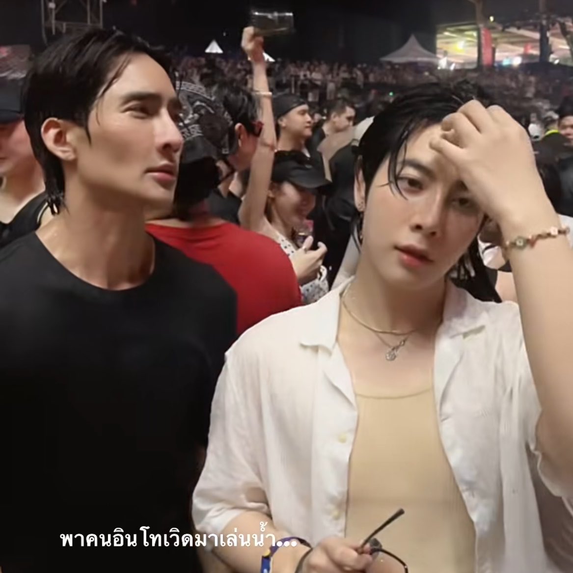 LynaMeline's tweet image. 🤡 AU #EarthMix

M:You are too closed.
E:You are too far. 
M:Don't make me regret inviting you to join.
E:Don't make me regret letting you out with those shorts.
M:This shorts is decent.
E:Decent for 3 years old!
M:You are annoying.
E:I love you too. 

🙄🙄🙄