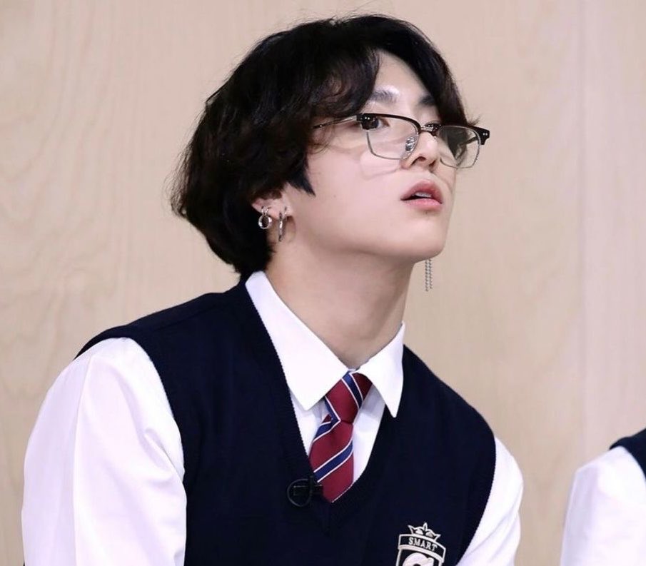 val !! ⊙⊝⊜ tweet media