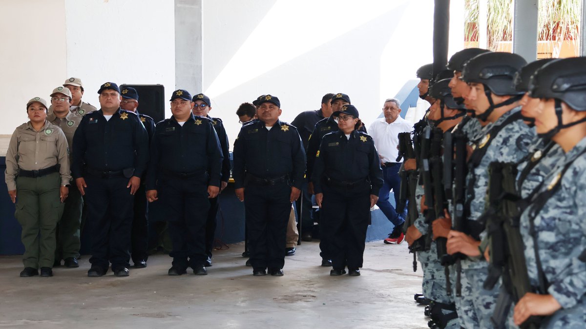 PoliciaMeridaMx's tweet photo. Participamos en el izamiento de la bandera, en el "Lunes Cívico Social", promovido por elementos de la Guardia Nacional , en la Escuela Secundaria Eduardo Urzaiz Rodríguez. https://t.co/12cRJUmmzZ
