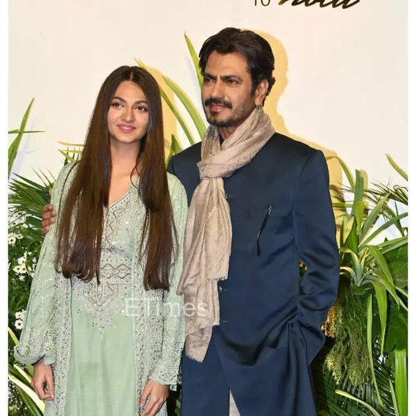 ナワーズと Shora が一緒に登場した2年前の写真。これで当時14歳でビビる。ナワーズの出演作は子どもに合わないのが多いからあまり見ていない。見たものにもなかなか厳しくて「パパは体が硬いから踊らない方がいいよ」って。名優にも弱点あり😆
➡️timesofindia.indiatimes.com/entertainment/…