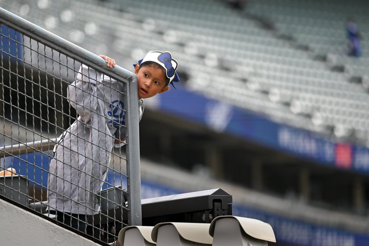 vidcrane's tweet image. It was #hellokitty Hoodie give-away night at #DodgerStadium as the #Dodgers prepare to take on the #NY #Mets in game one of a three-game series.
