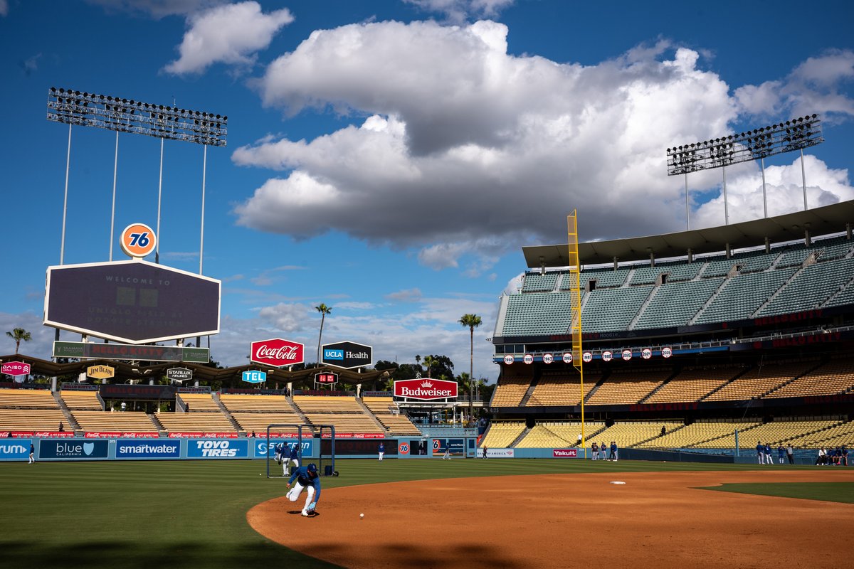 vidcrane's tweet image. It was #hellokitty Hoodie give-away night at #DodgerStadium as the #Dodgers prepare to take on the #NY #Mets in game one of a three-game series.