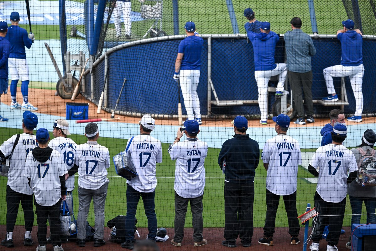 vidcrane's tweet image. It was #hellokitty Hoodie give-away night at #DodgerStadium as the #Dodgers prepare to take on the #NY #Mets in game one of a three-game series.