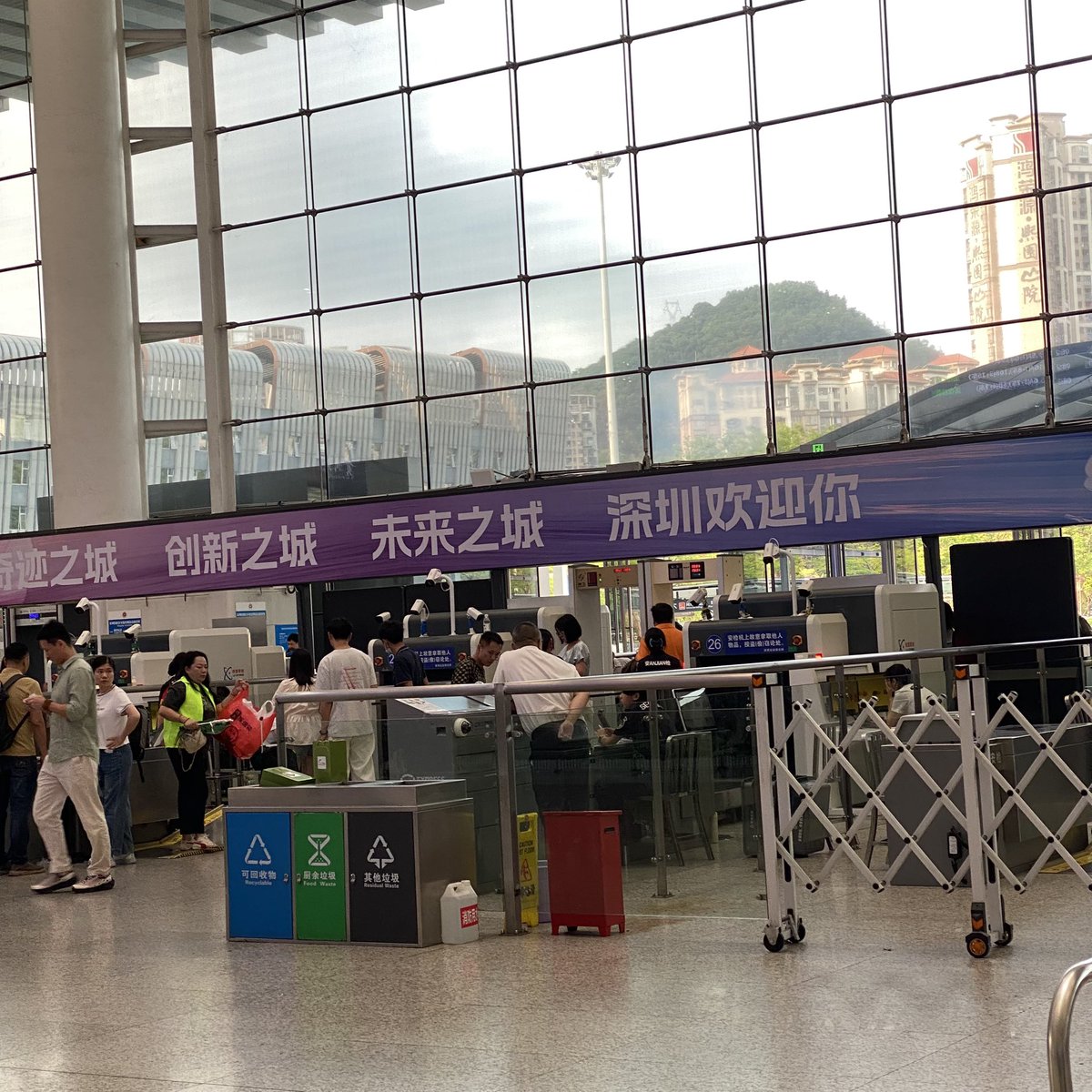 16310's tweet photo. 久々深セン北駅来た
駅に入る際の(改札ではなく)身分証チェック、パスポートって事で、いつも人工の窓口で入ってたんだが、今日は人が少なかったんで自動機の所にいたスタッフに聞いてみた
「イケる時とイケない時があるからやってみたら」
(本日は)パスポートで自動機通過できました https://t.co/re4UIFPU73