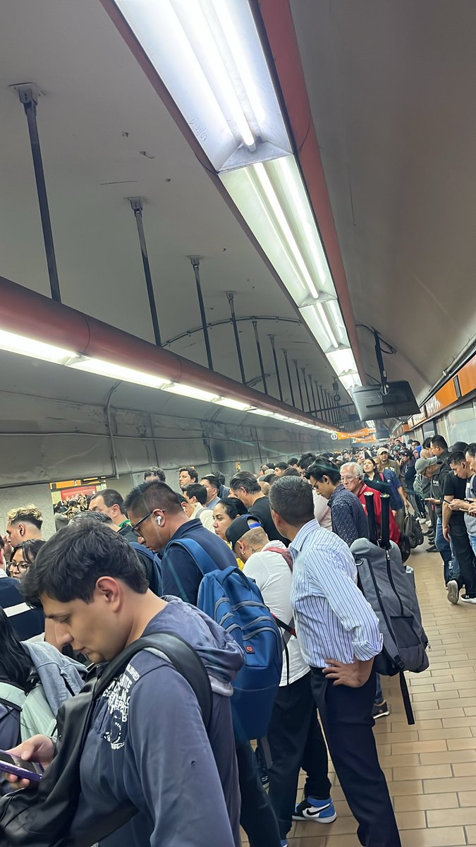 Cesartrrg1's tweet image. 35 minutos esperando metro en #Polanco de la Línea 7. 

Esto es simplemente imposible @MetroCDMX @ClaraBrugadaM @AdrianRubalcava